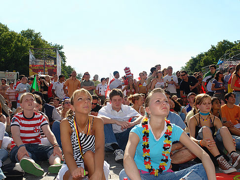 Foto Fans am Brandenburger Tor - Berlin