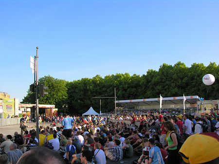 Fans am Brandenburger Tor Foto 