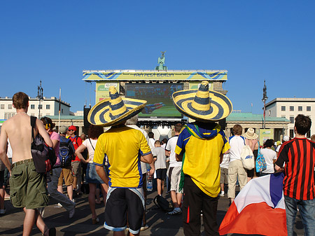 Fans am Brandenburger Tor Fotos