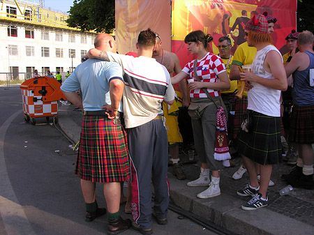Fans am Brandenburger Tor Fotos