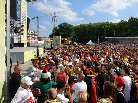 Fanfest - Menchenmasse Fotos