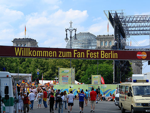 Willkommen zum Fanfest in Berlin Foto 