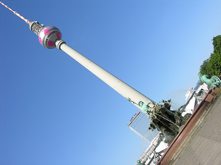 Fernsehturm mit Neptunbrunnen