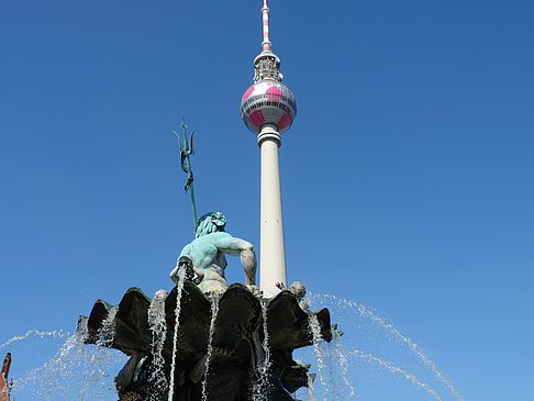 Foto Fernsehturm mit Neptunbrunnen