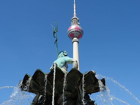 Fernsehturm mit Neptunbrunnen Fotos