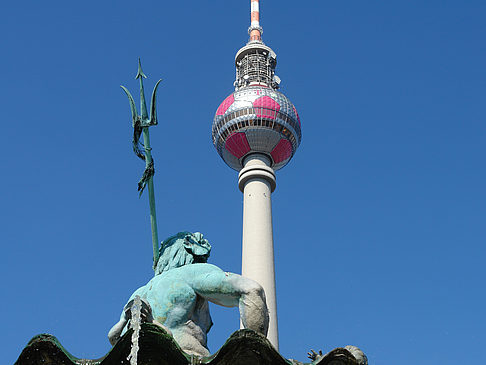 Foto Fernsehturm mit Neptunbrunnen - Berlin