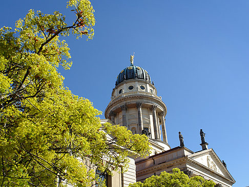Französischer Dom mit Bäumen Foto 