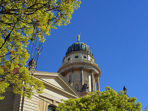 Foto Französischer Dom mit Bäumen - Berlin