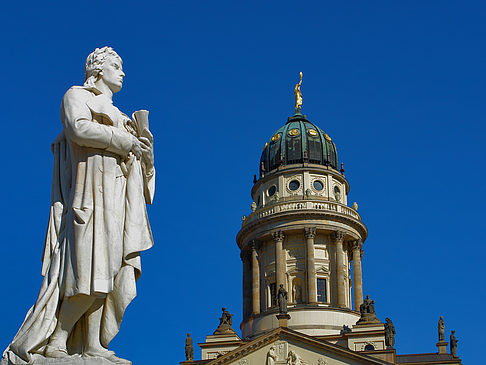 Foto Schillerdenkmal mit dem Französischen Dom