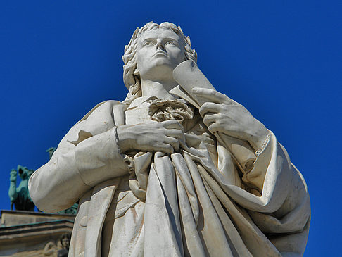 Schillerdenkmal mit Konzerthaus