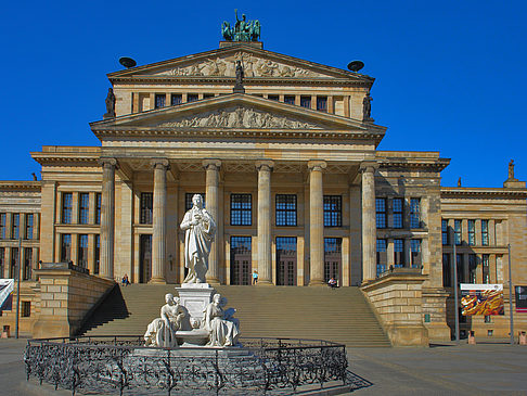 Foto Schillerdenkmal mit Konzerthaus