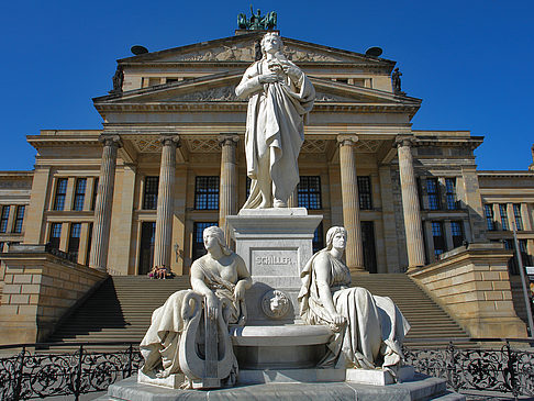 Foto Schillerdenkmal mit Konzerthaus - Berlin