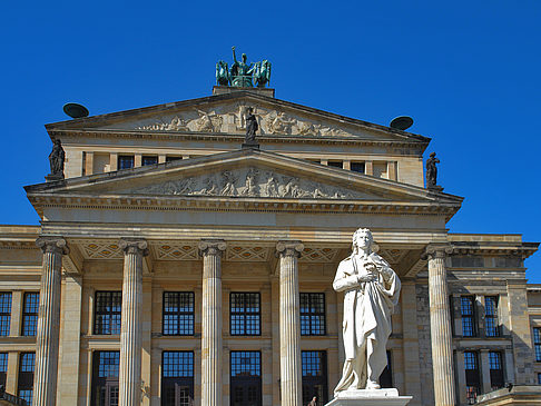 Schillerdenkmal mit Konzerthaus