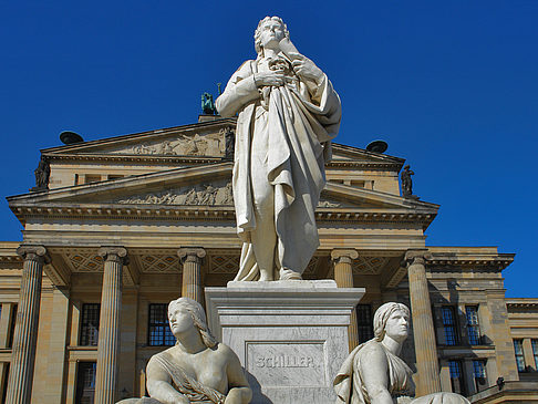 Schillerdenkmal mit Konzerthaus Foto 