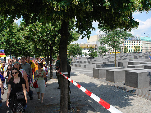 Holocaust Mahnmal mit Polizeiabsperrung