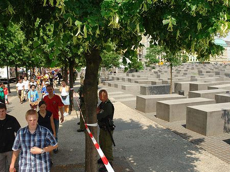 Fotos Holocaust Mahnmal mit Polizeiabsperrung
