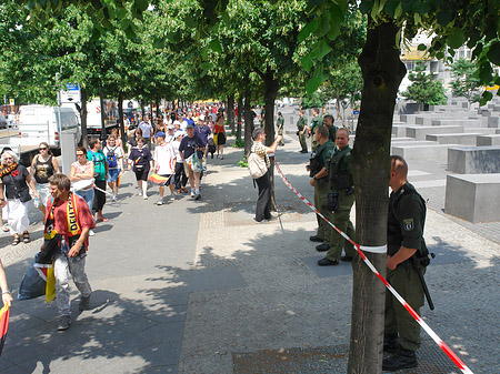 Foto Holocaust Mahnmal mit Polizeiabsperrung
