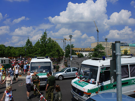 Holocaust Mahnmal mit Polizeiabsperrung