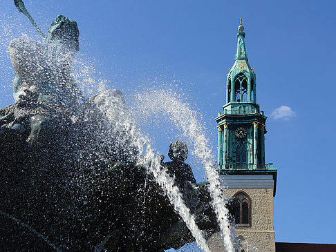 Neptunbrunnen mit Marienkirche Foto 