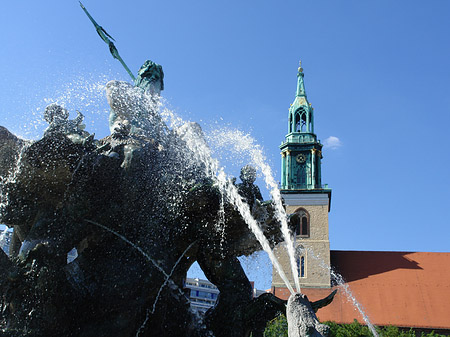 Fotos Neptunbrunnen mit Marienkirche | Berlin