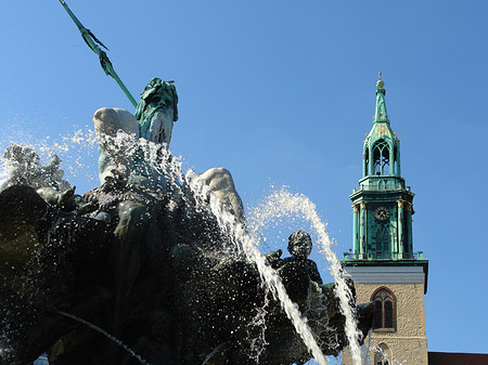 Neptunbrunnen mit Marienkirche Foto 