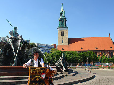 Neptunbrunnen mit Marienkirche Foto 