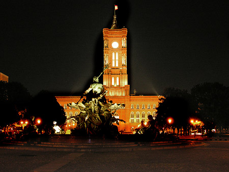 Foto Rotes Rathaus bei Nacht
