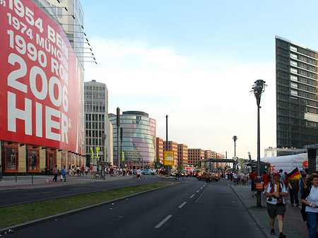 Foto Straßenjubel am Potsdamer Platz - Berlin