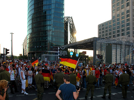 Fotos Straßenjubel am Potsdamer Platz | Berlin
