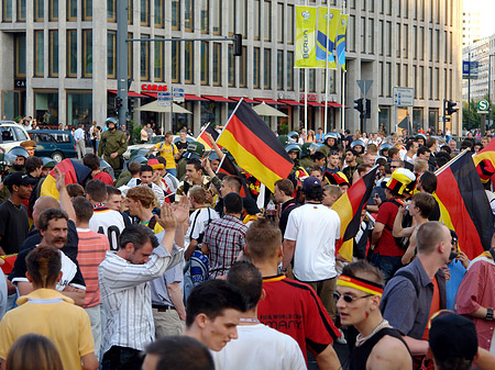 Straßenjubel am Potsdamer Platz Fotos