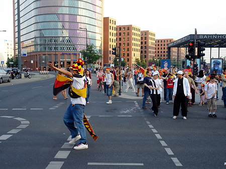 Straßenjubel am Potsdamer Platz Foto 