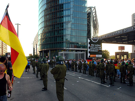 Foto Straßenjubel am Potsdamer Platz