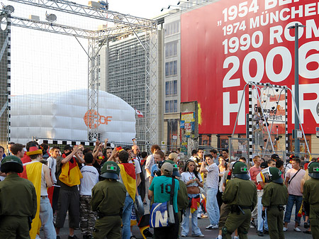 Foto Straßenjubel am Potsdamer Platz