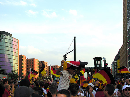Straßenjubel am Potsdamer Platz Foto 