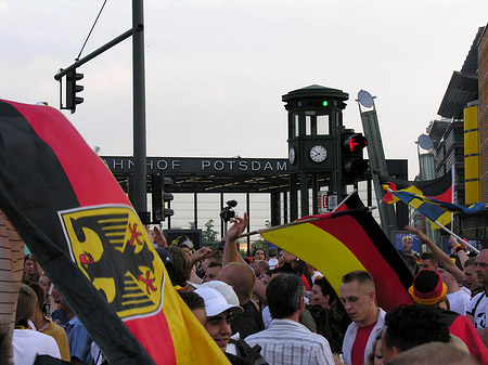 Straßenjubel am Potsdamer Platz Foto 