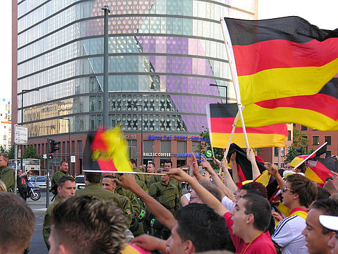 Straßenjubel am Potsdamer Platz Fotos