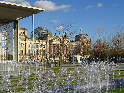 Foto Paul-Löbe-Bau und Reichstag