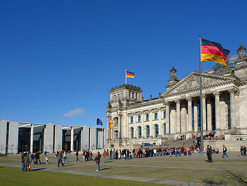 Foto Touristen am Reichstag - Berlin