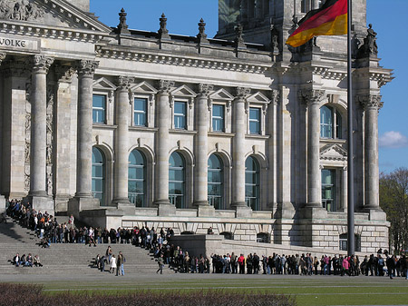 Touristen am Reichstag Fotos