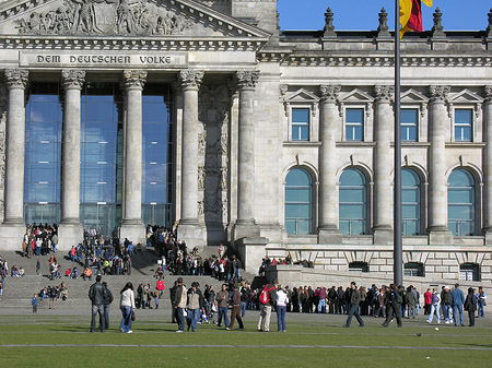 Foto Touristen am Reichstag - Berlin