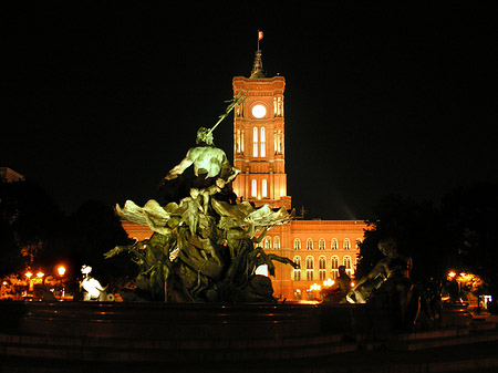 Foto Rotes Rathaus bei Nacht - Berlin
