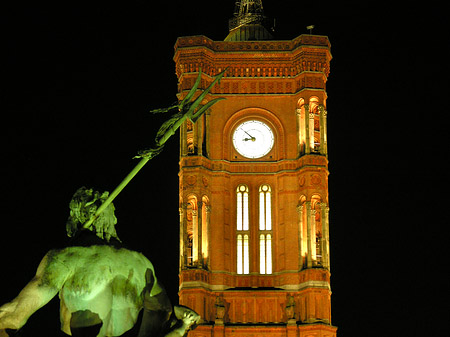 Rotes Rathaus bei Nacht Foto 