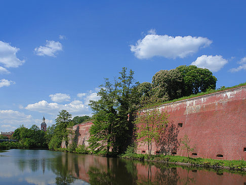 Foto Burgmauern und Wassergraben