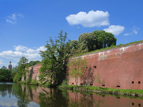Foto Burgmauern und Wassergraben - Berlin