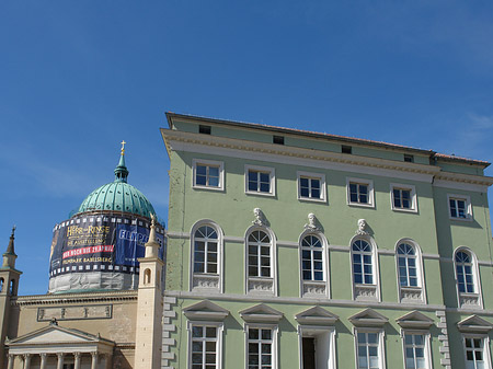 Knobelsdorffhaus mit Nikolaikirche