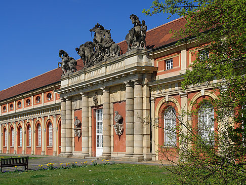 Filmmuseum mit Wiese Fotos