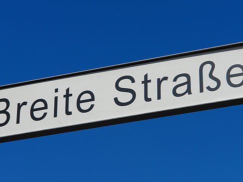 Schild Breite Straße Fotos