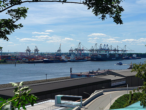 Altonaer Balkon mit Blick auf den Hafen Fotos