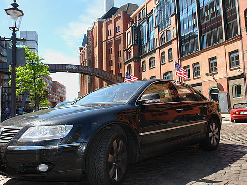 Foto Autos mit Flaggen