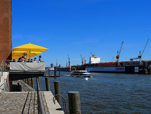 Straßencafes am Hafen Fotos